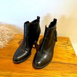 Franco Sarto “Diana” ankle Black double zipper bootie sz 6